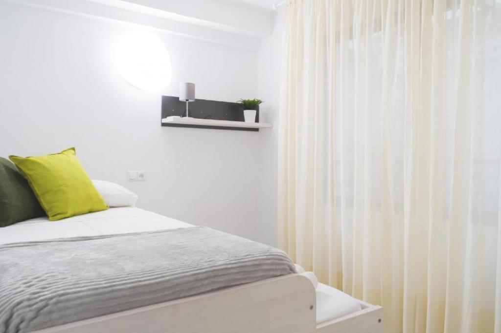 Beautiful Coastal 3-bedroom - 1 Minute Away From Appartement Fuengirola