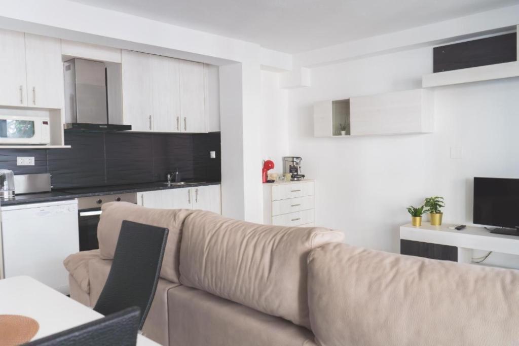 Beautiful Coastal 3-bedroom - 1 Minute Away From Appartement